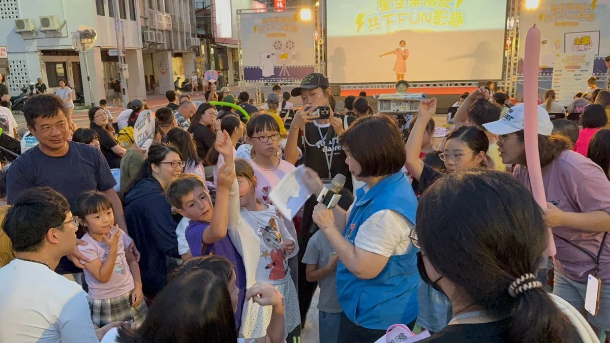 苗栗縣府廣場星空看電影 節電闖關邀鄉親從生活做起