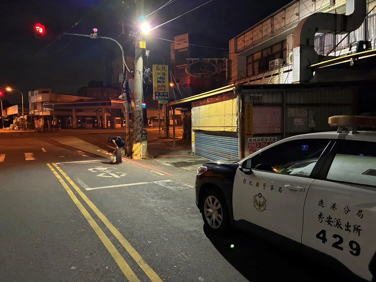 秀水路口貓飼料散落一地　秀安所員警巡邏途中彎腰清出車道