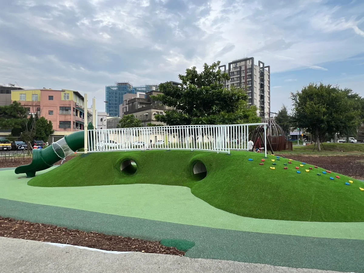 米粉寮公園土丘遊戲場更新 鐵道路公園也添體健設施