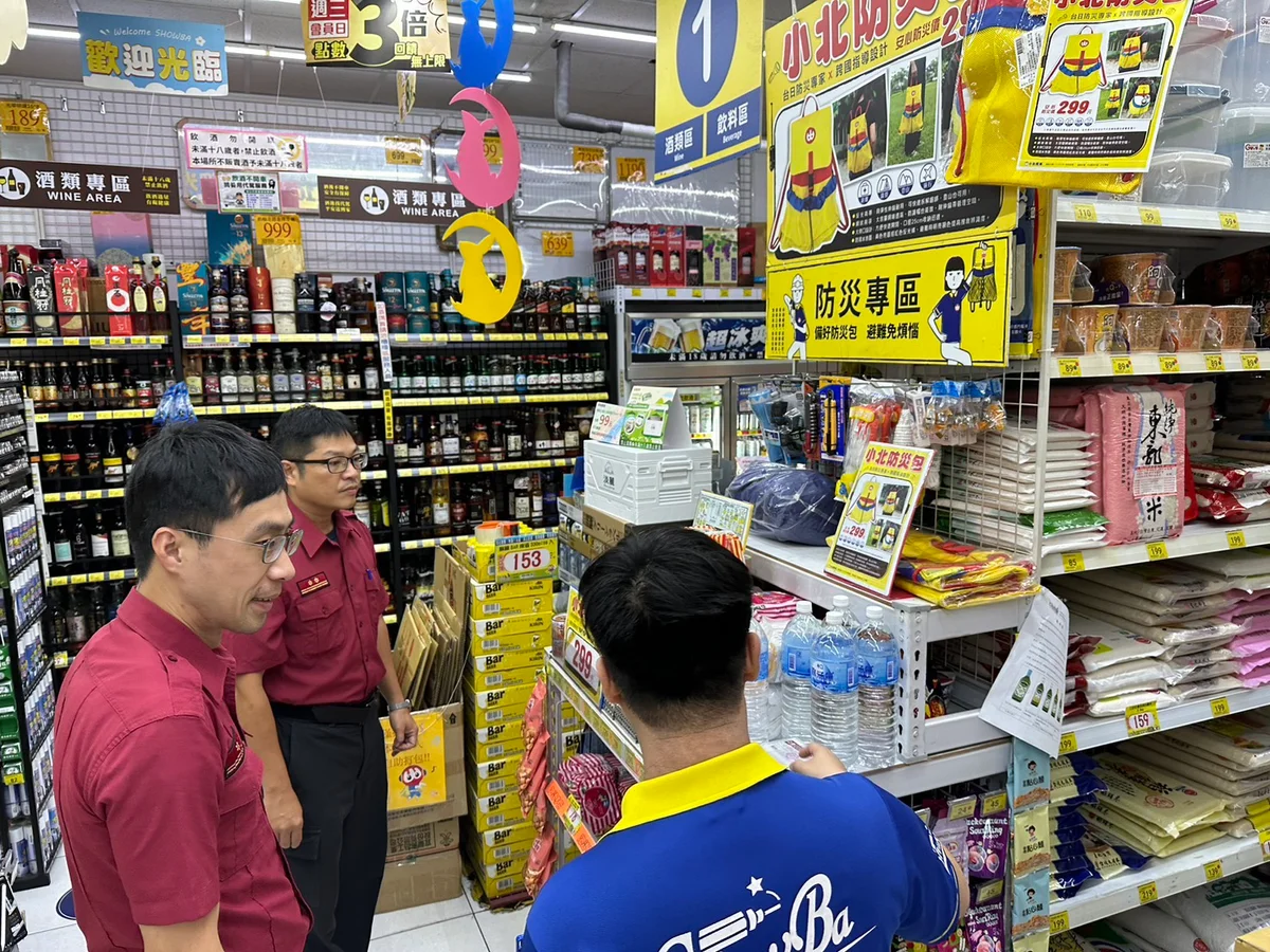 防災用品走進日常採買 新興分隊巡查小北百貨專區