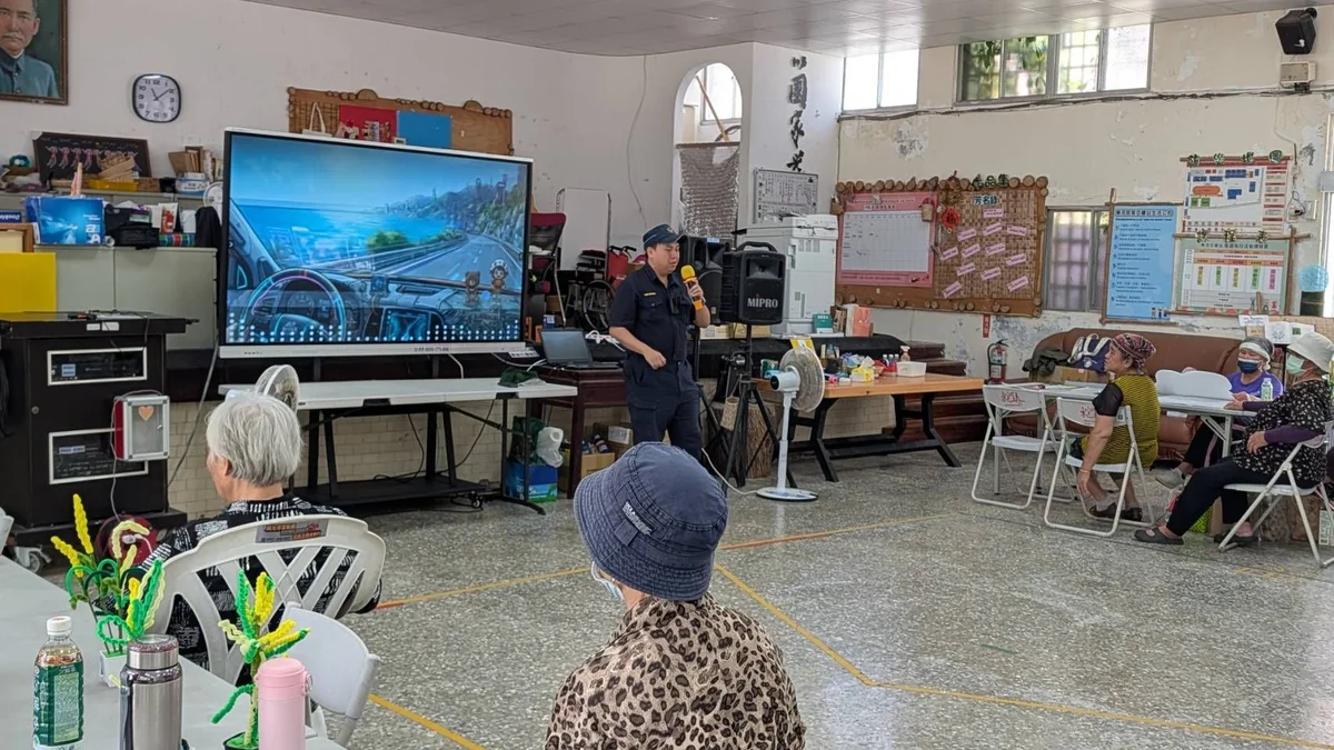 東河員警走進文健站 把交通安全和防詐提醒說給長者聽