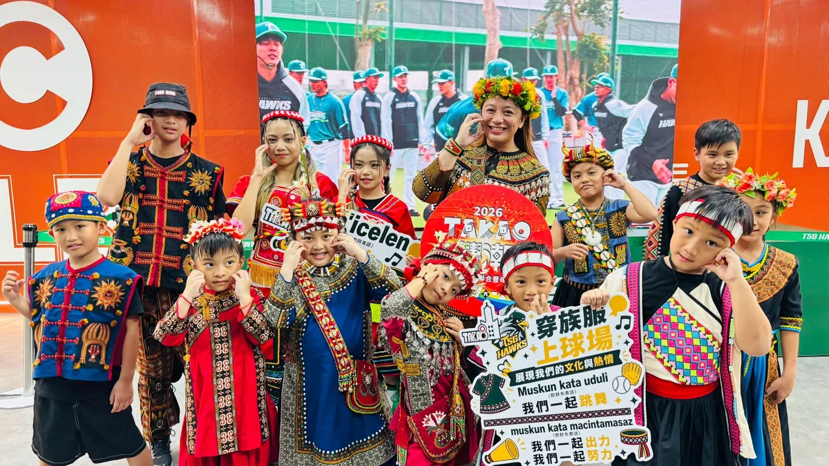 族服走進澄清湖球場 高雄原民日先為雄鷹開球